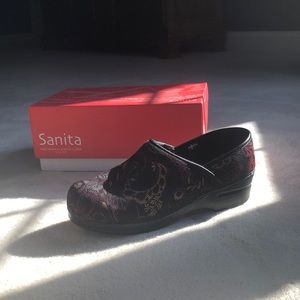 Sanita Danish clogs, size 39. Bordeaux color textile fabric
